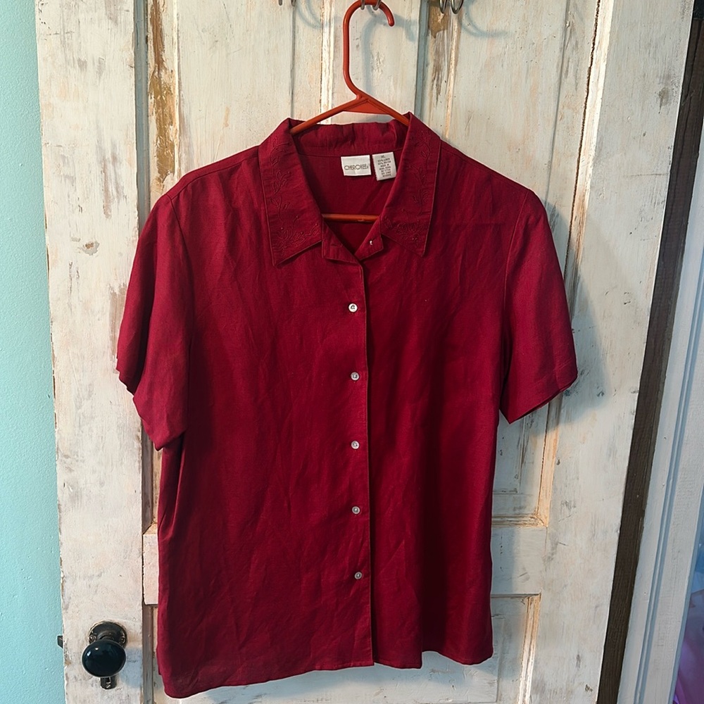 Perfect linen/rayon blend top with shell buttons and embroidery on collar